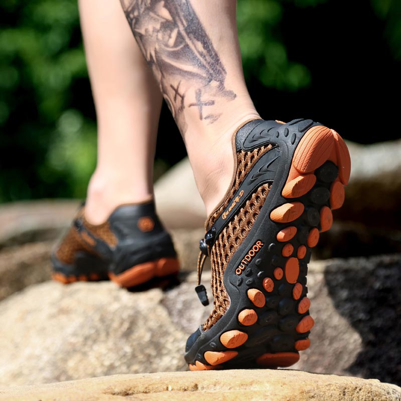 Japanese Elderly Lifestyle - Trekking montanha dos homens sapatos esportivos